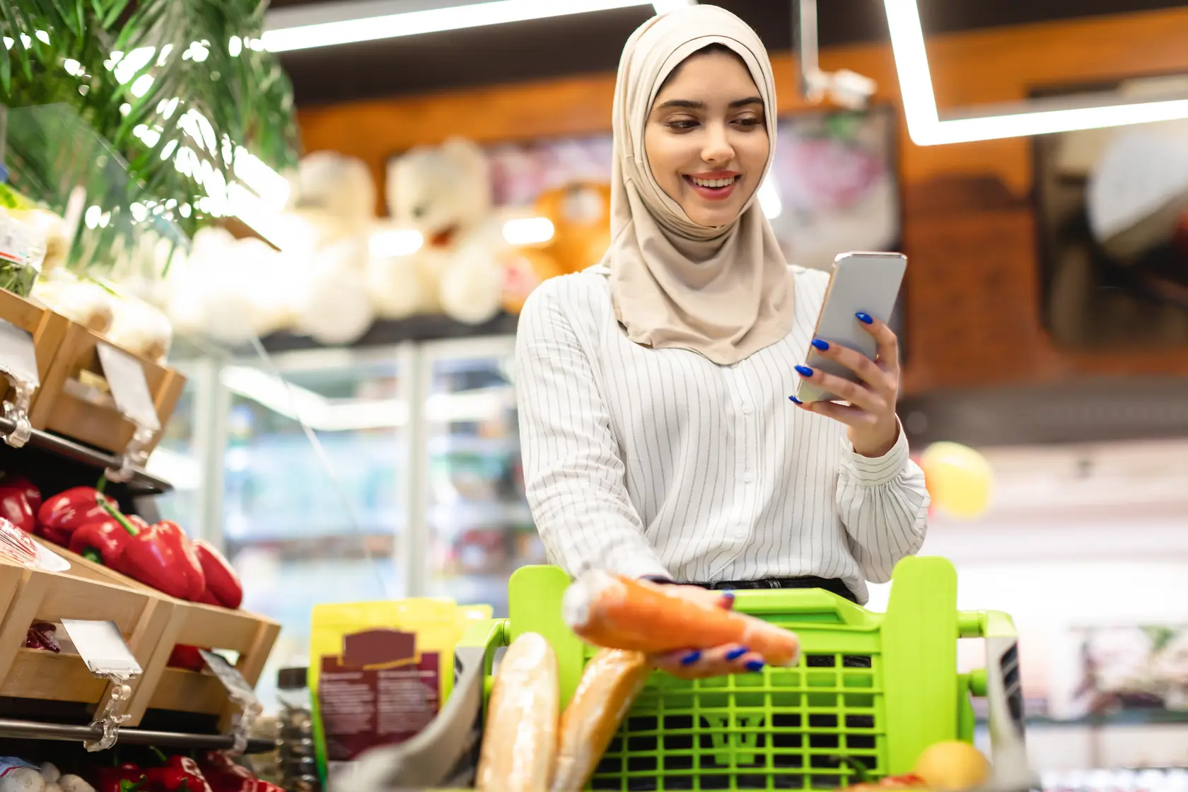 Kunde som bruker en bonus app i butikk for å få tilbud